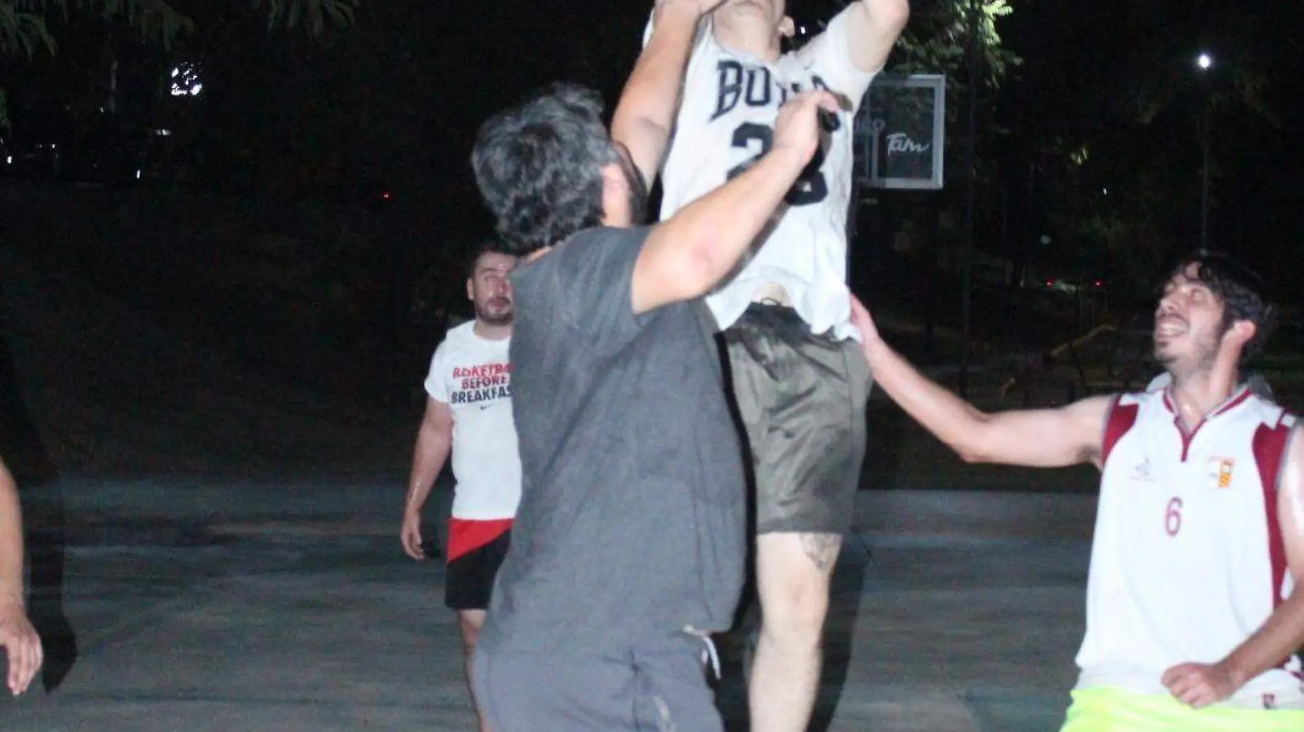 Retas nocturnas de basquetbol en colonia de Tampico  